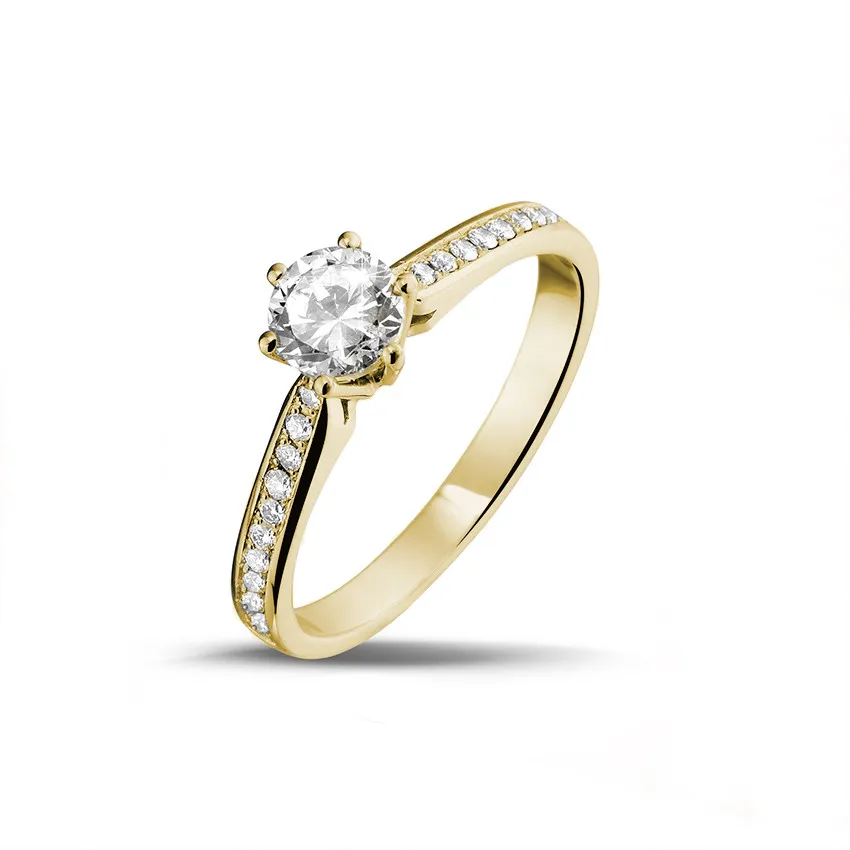 0.50 quilates anillo de oro amarillo de diamantes con diamantes en los lados 