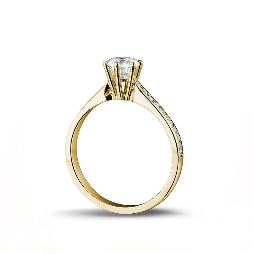 0.50 quilates anillo de oro amarillo de diamantes con diamantes en los lados 