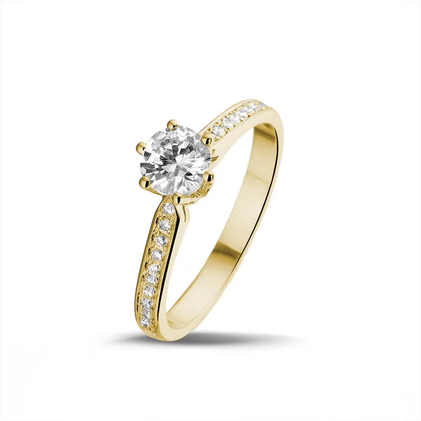 0.70 quilates anillo de oro amarillo de diamantes con diamantes en los lados 