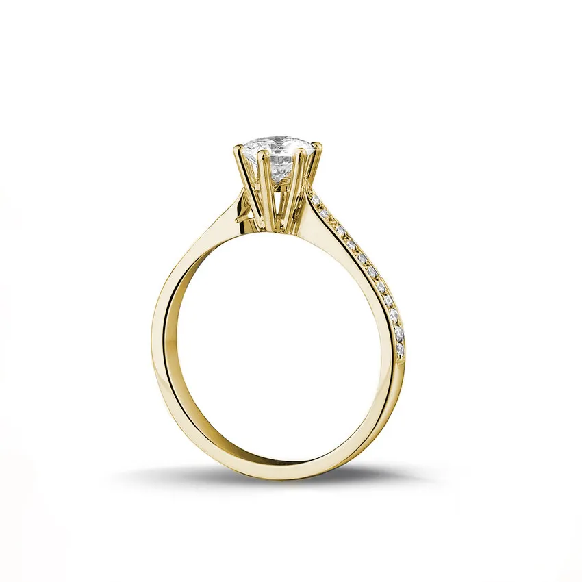 0.70 quilates anillo de oro amarillo de diamantes con diamantes en los lados 