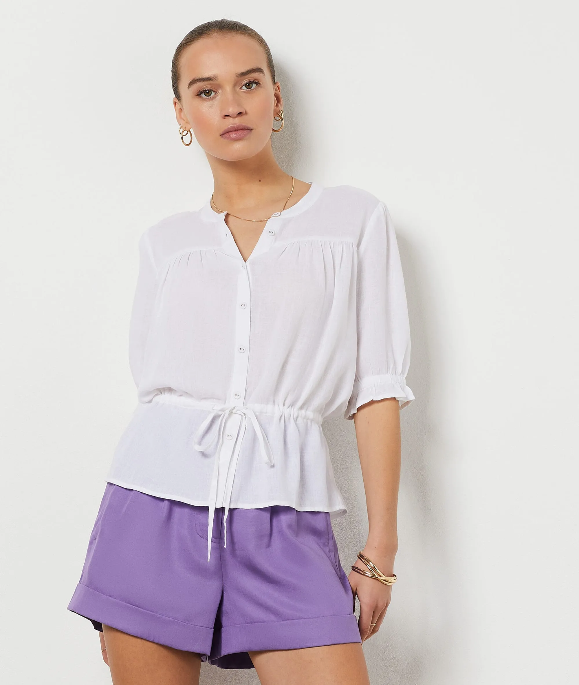 BLUSA CON CINTURóN FENDO ECRU  ETAM