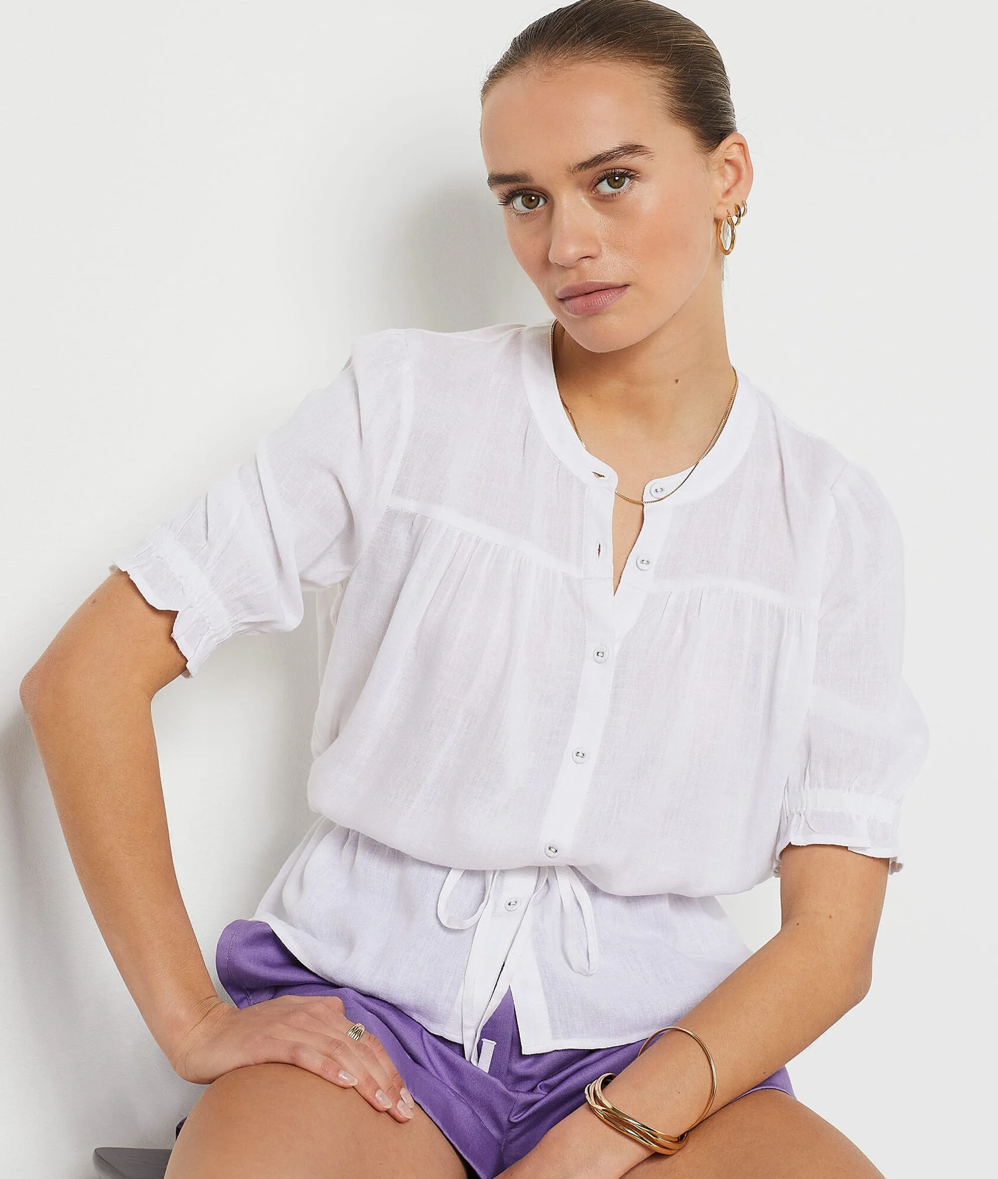 BLUSA CON CINTURóN FENDO ECRU  ETAM