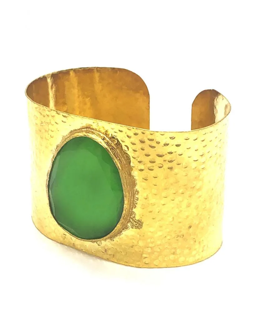 BRAZALETE GRANDE CON PIEDRA VERDE ENGASTADA EN BAÑO DE ORO  PARA LOOKS ARROLLADORES