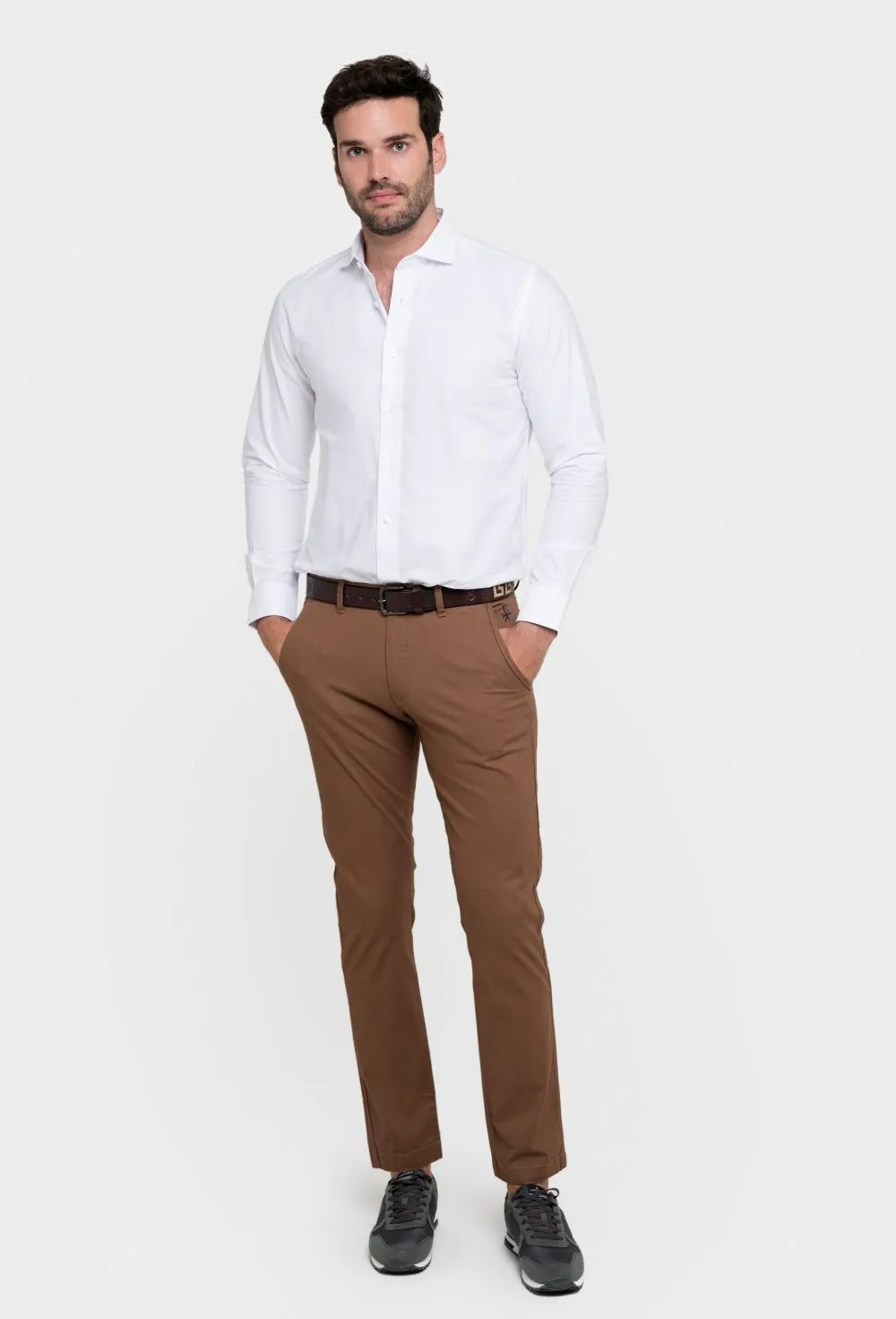 Camisa clásica blanca con cuello italiano