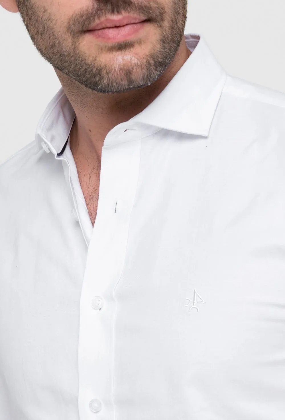 Camisa clásica blanca con cuello italiano