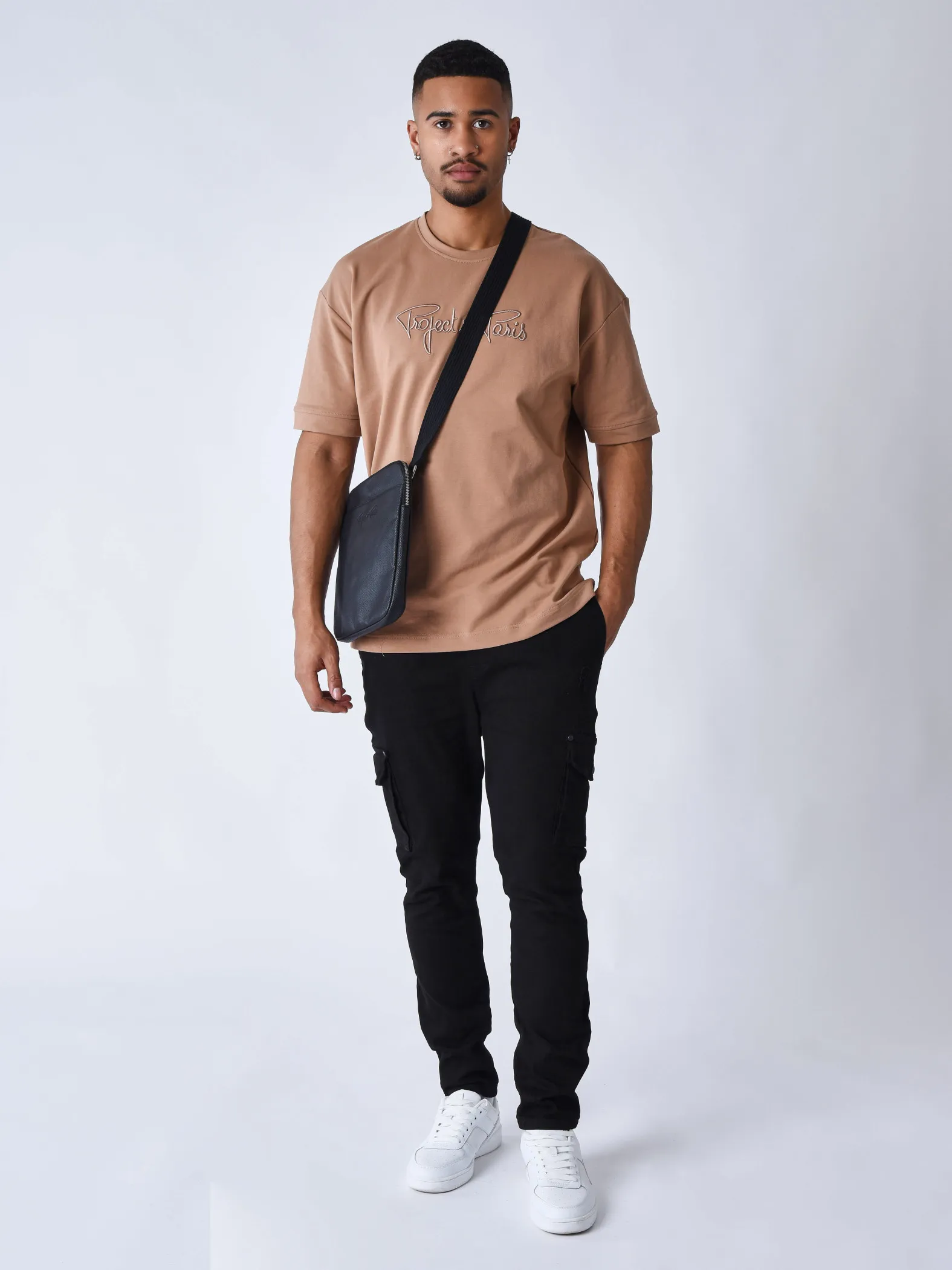 Camiseta clásica con logotipo bordado Essentials