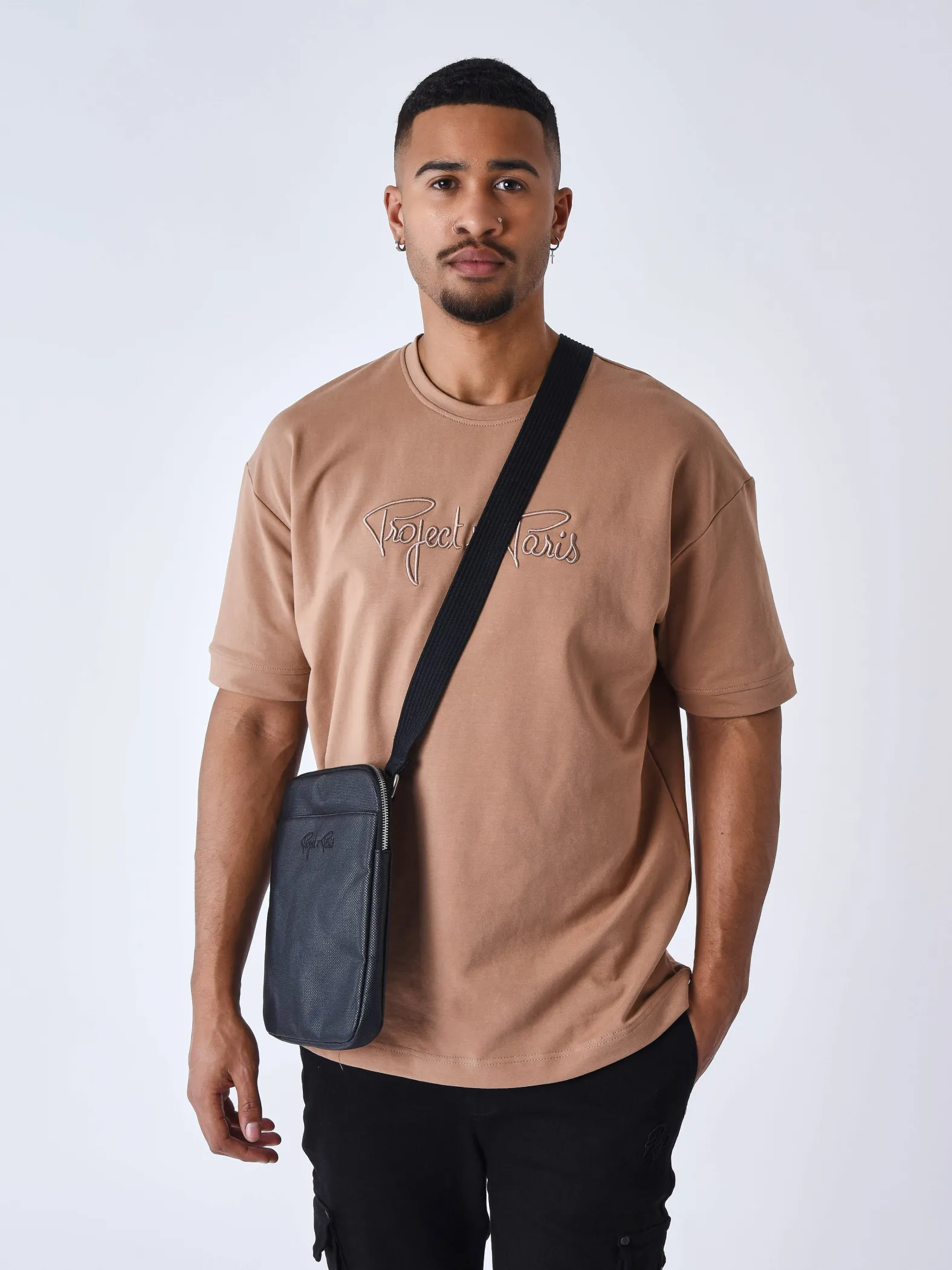 Camiseta clásica con logotipo bordado Essentials