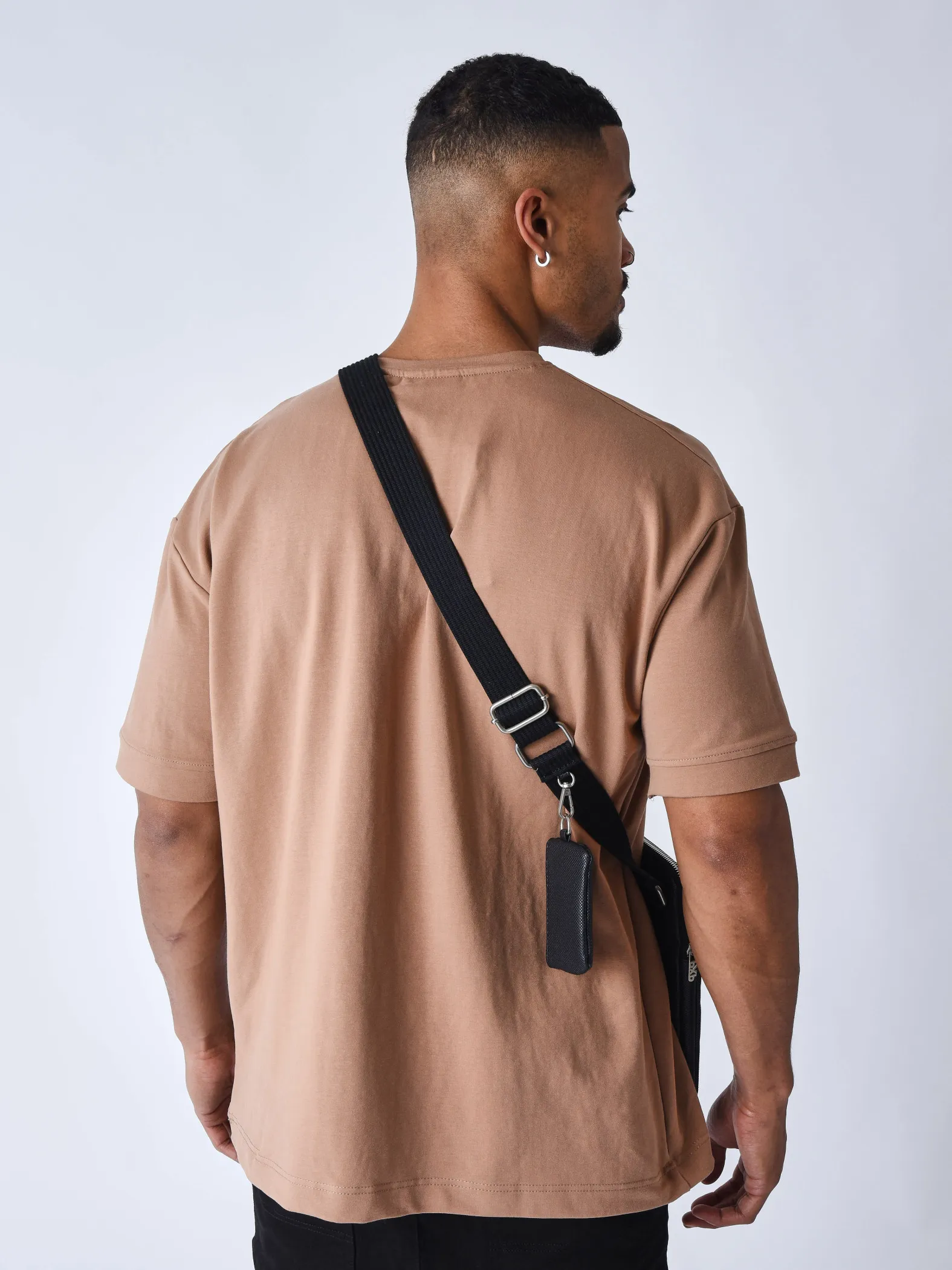 Camiseta clásica con logotipo bordado Essentials