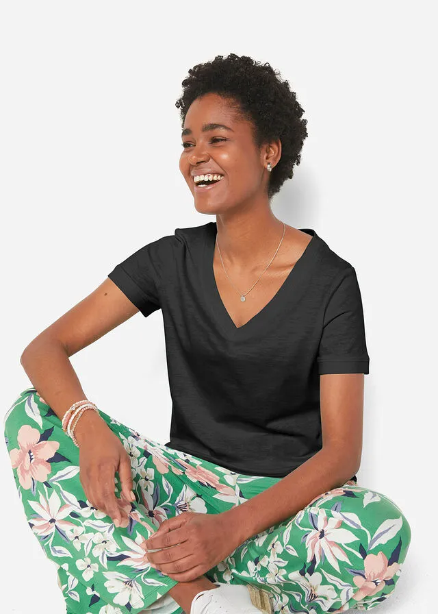 Camiseta con escote en V Negro