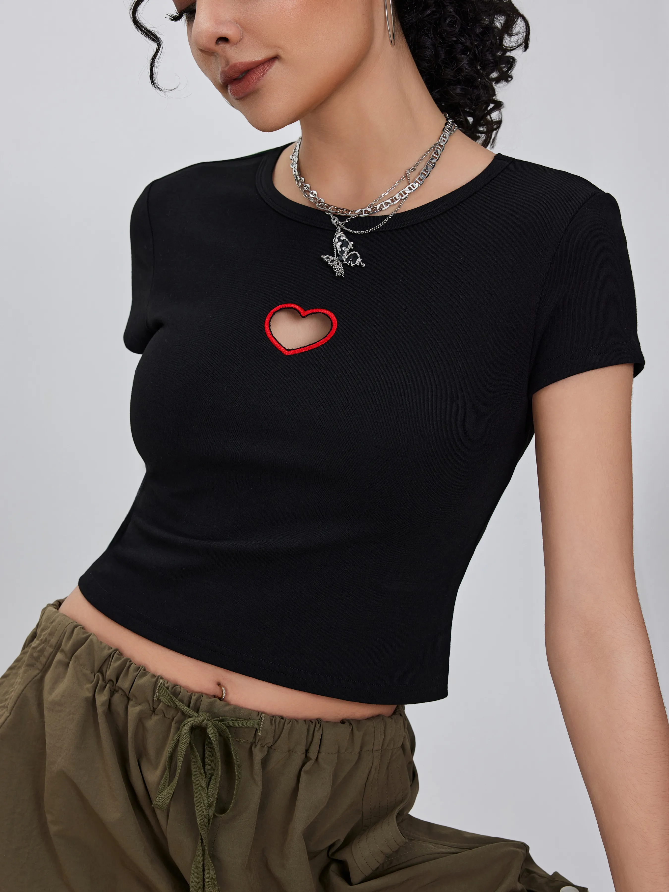 Camiseta corta de manga corta con corte de corazón en cuello redondo