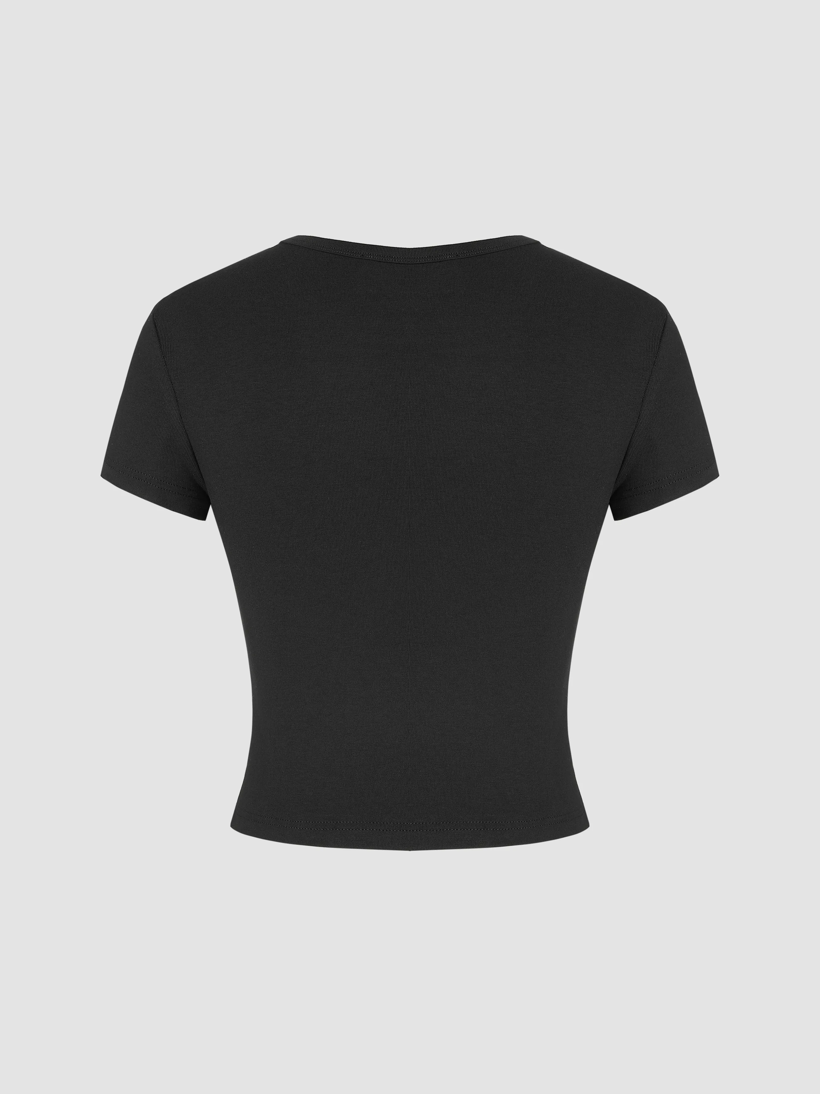Camiseta corta de manga corta con corte de corazón en cuello redondo