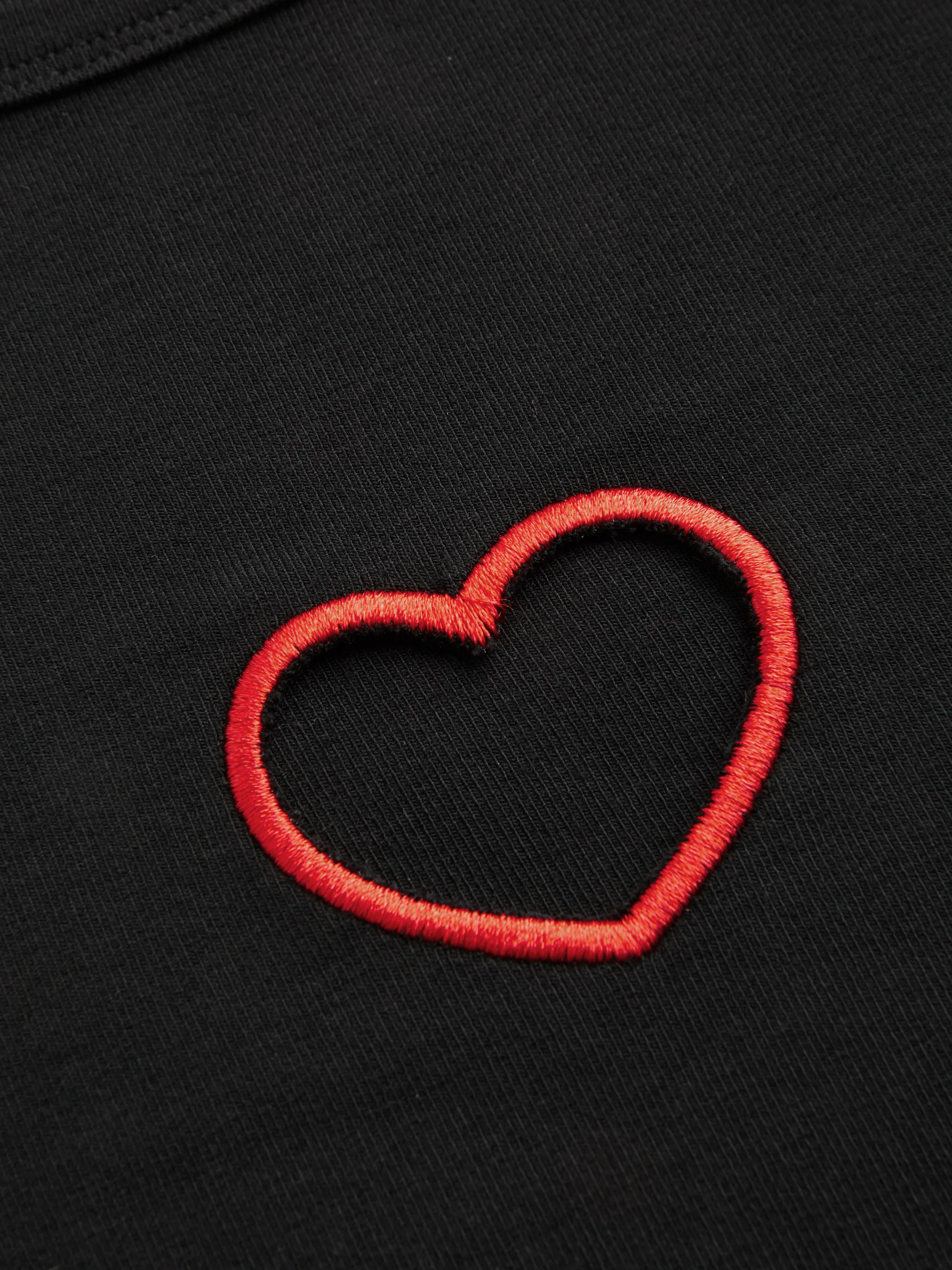 Camiseta corta de manga corta con corte de corazón en cuello redondo