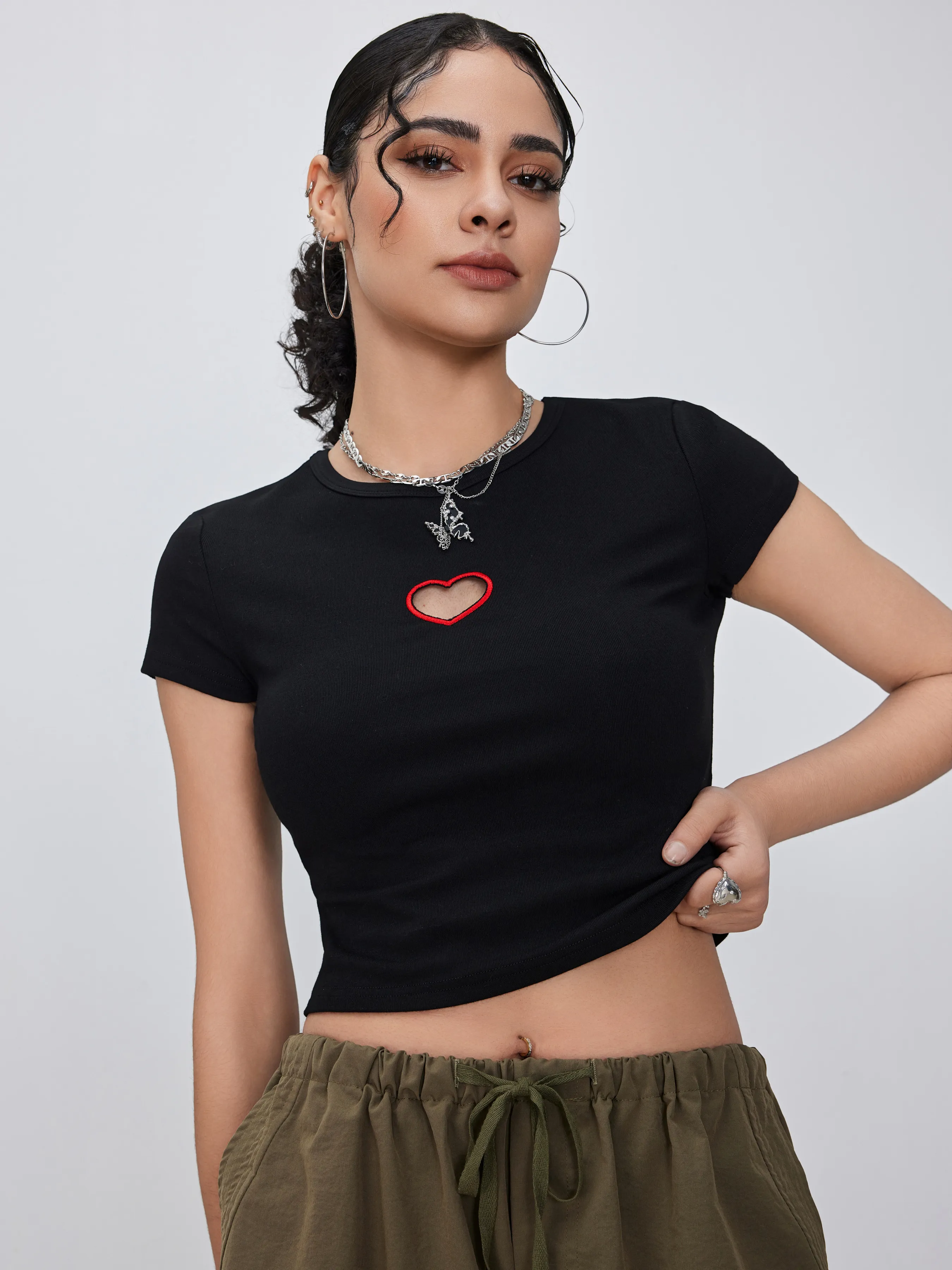 Camiseta corta de manga corta con corte de corazón en cuello redondo