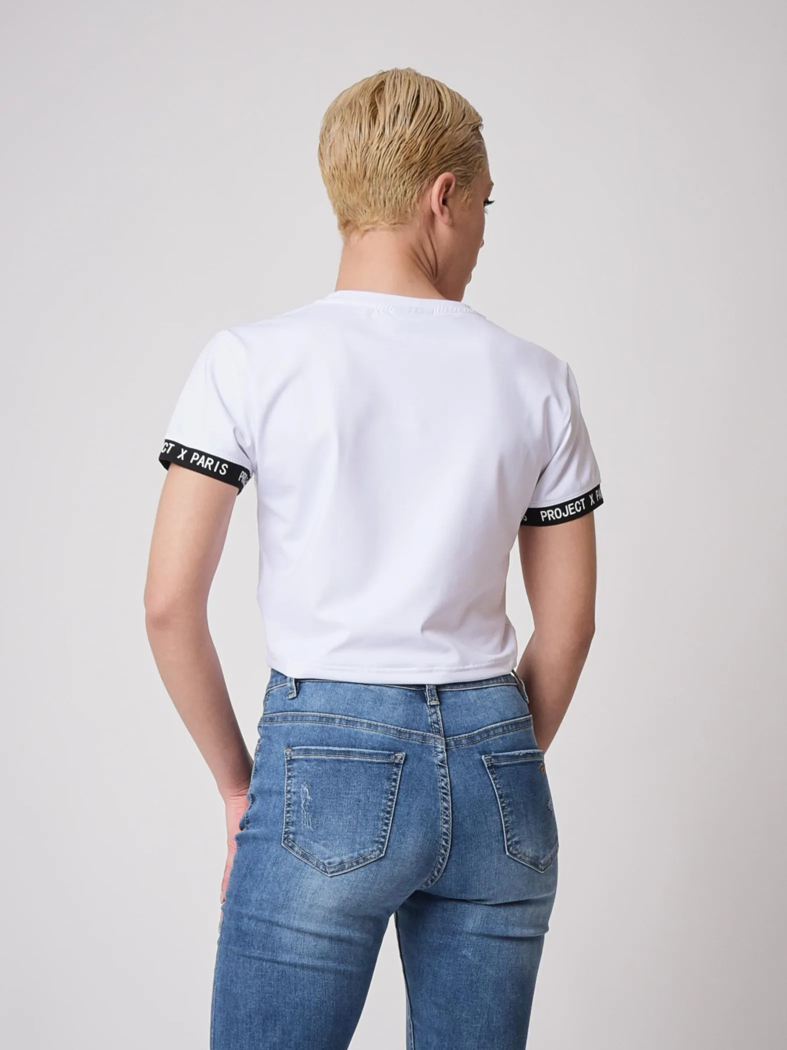 Camiseta crop con el logotipo de la banda