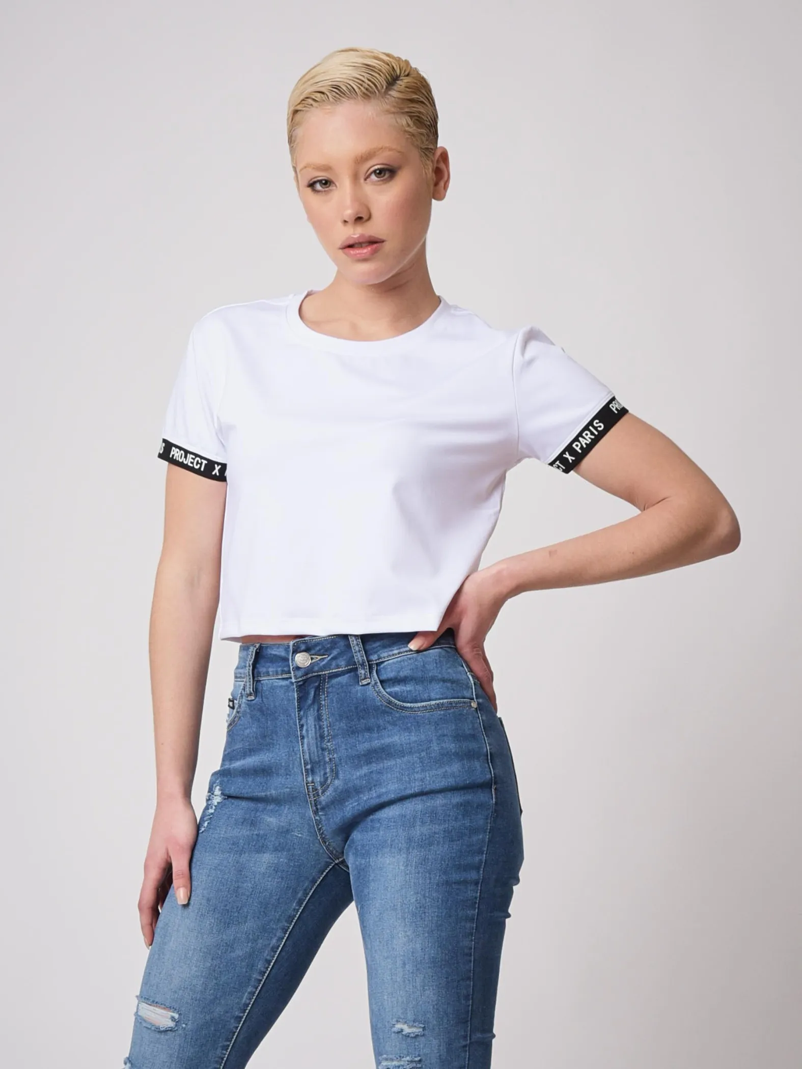 Camiseta crop con el logotipo de la banda