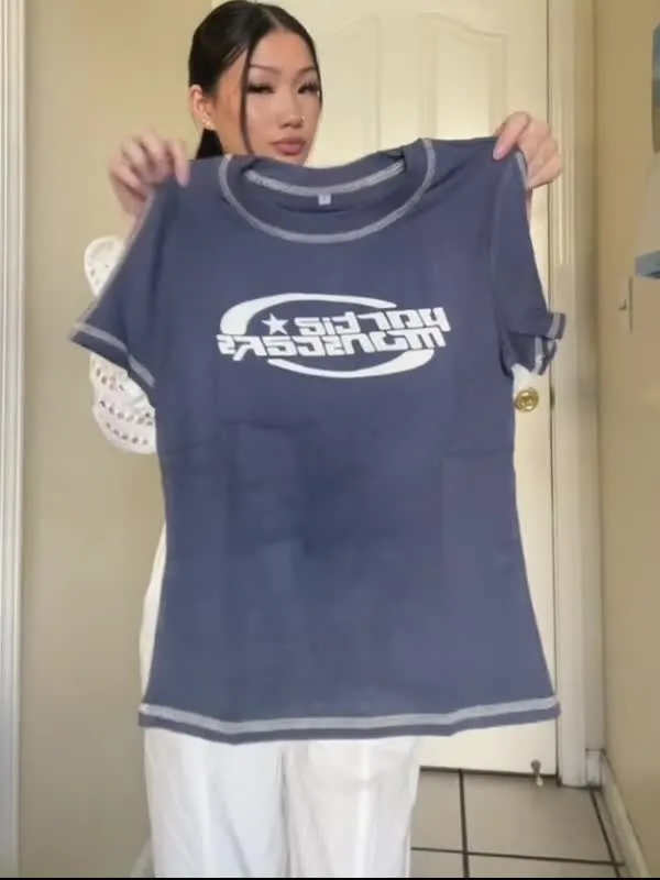 Camiseta de manga corta con gráfico de logotipo cosido