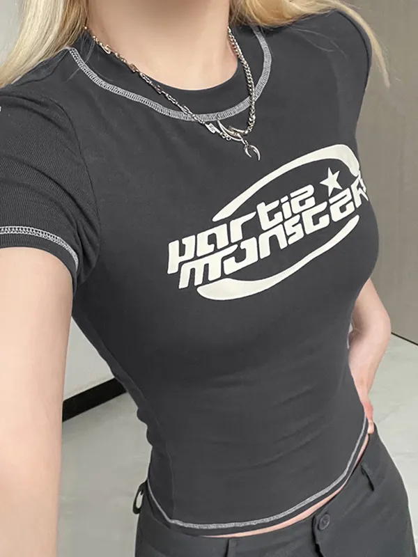 Camiseta de manga corta con gráfico de logotipo cosido