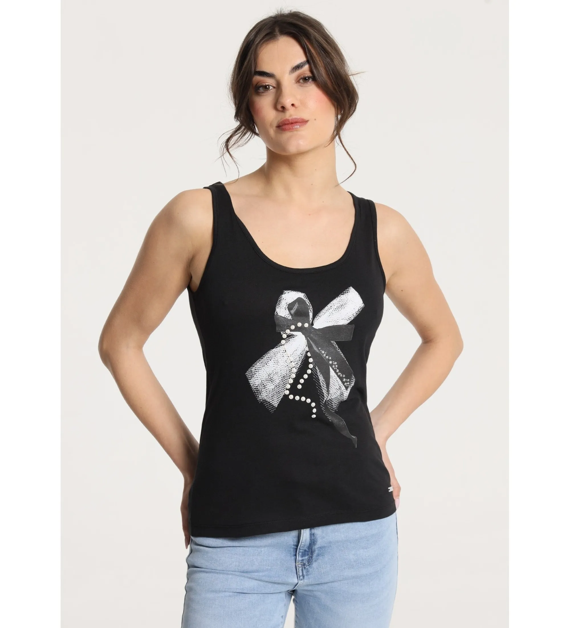 Camiseta sin mangas con lazo en el pecho negro