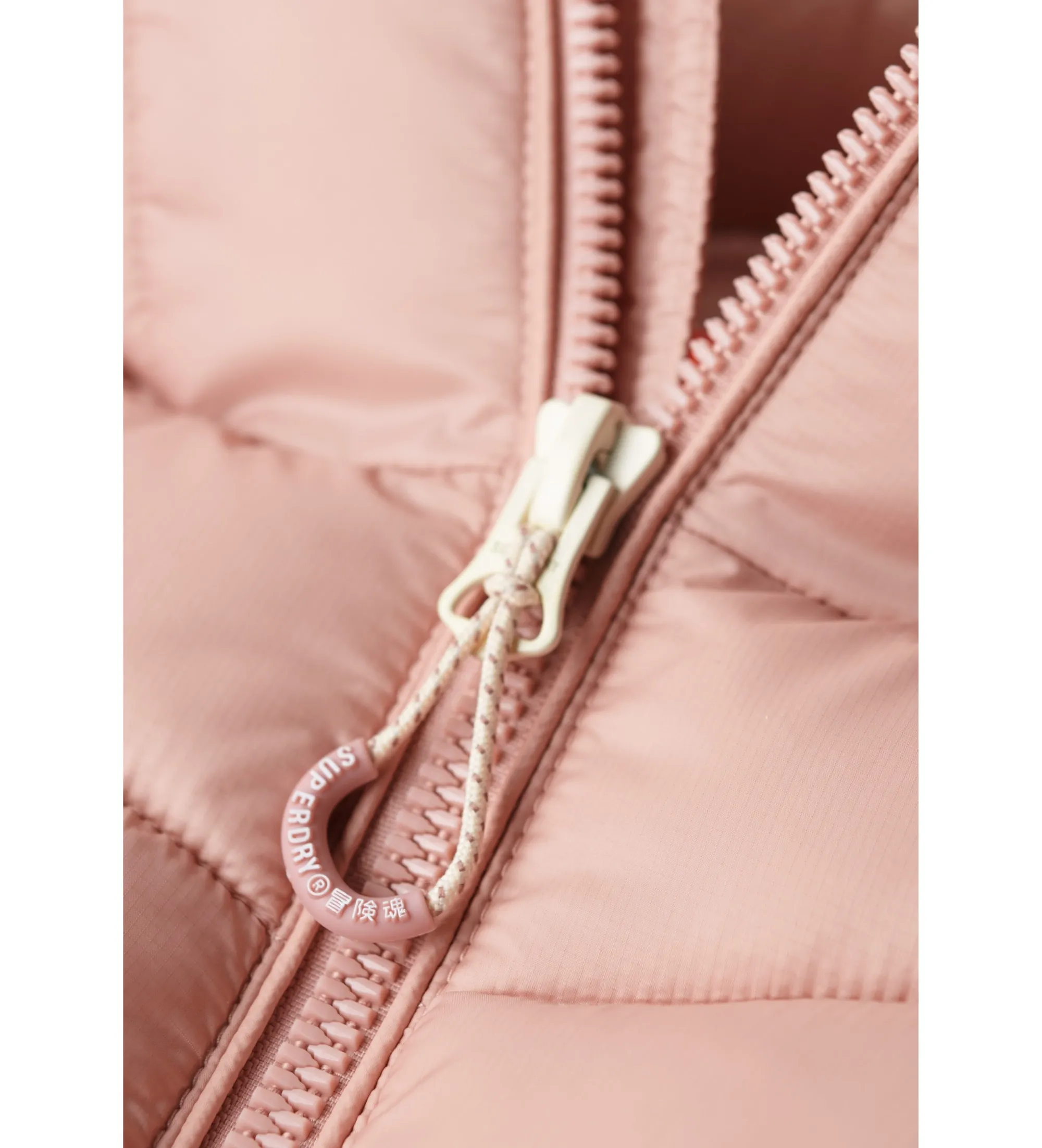 Chaqueta acolchada con capucha Fuji rosa