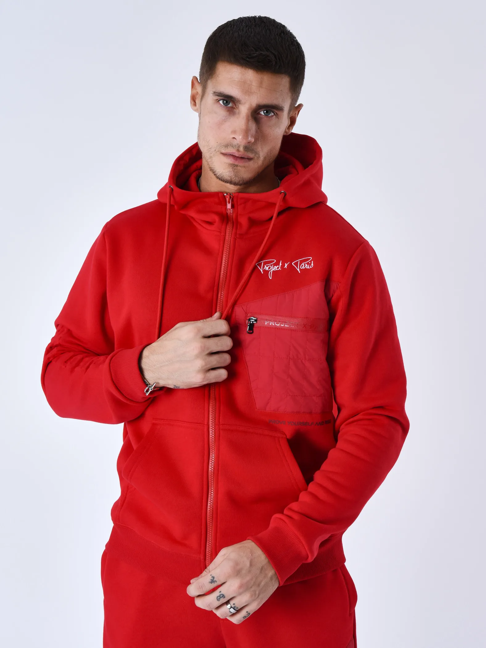 Chaqueta con capucha e inserción bimaterial