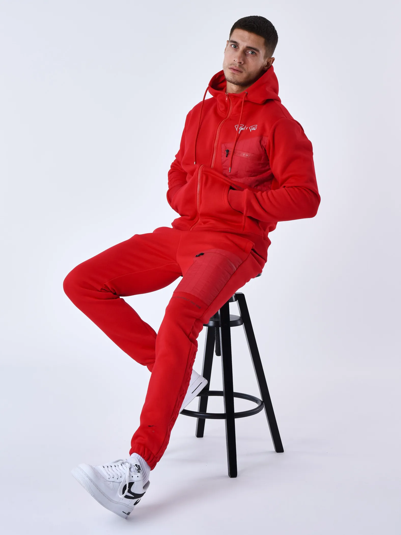 Chaqueta con capucha e inserción bimaterial