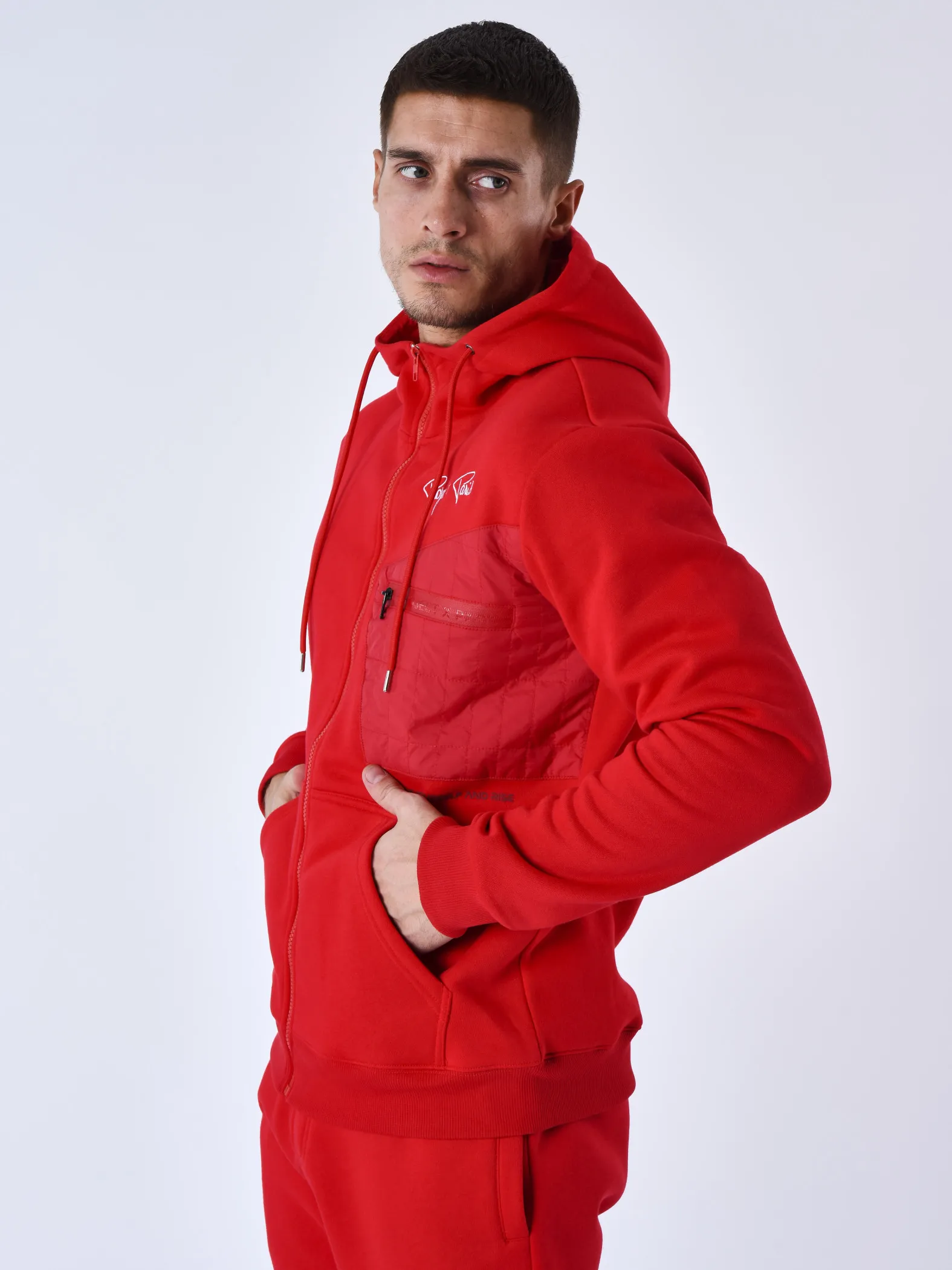 Chaqueta con capucha e inserción bimaterial