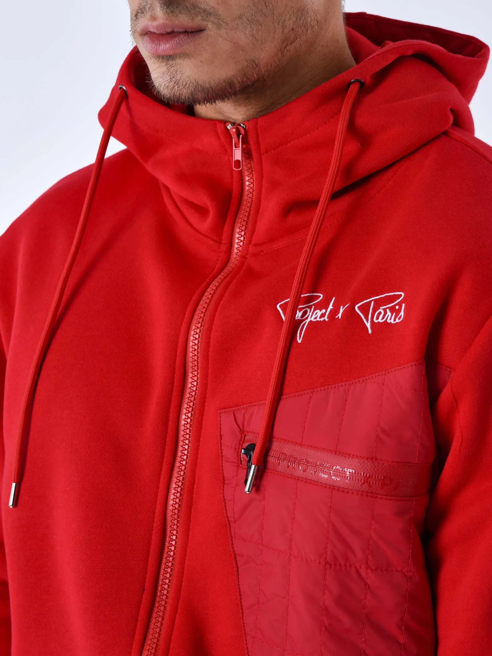 Chaqueta con capucha e inserción bimaterial
