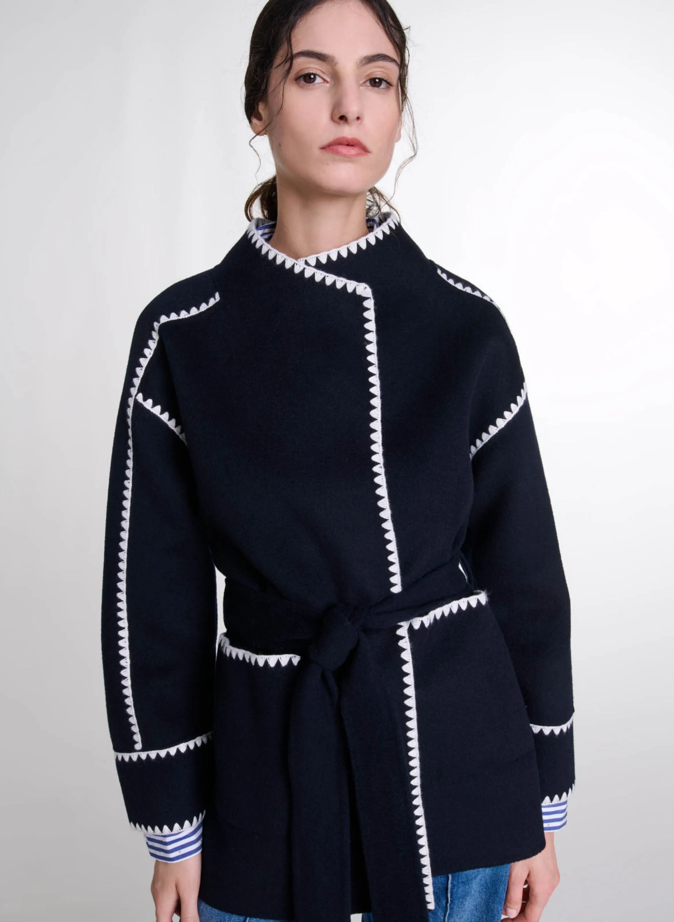 Chaqueta de mezcla de lana con cuello alto en azul