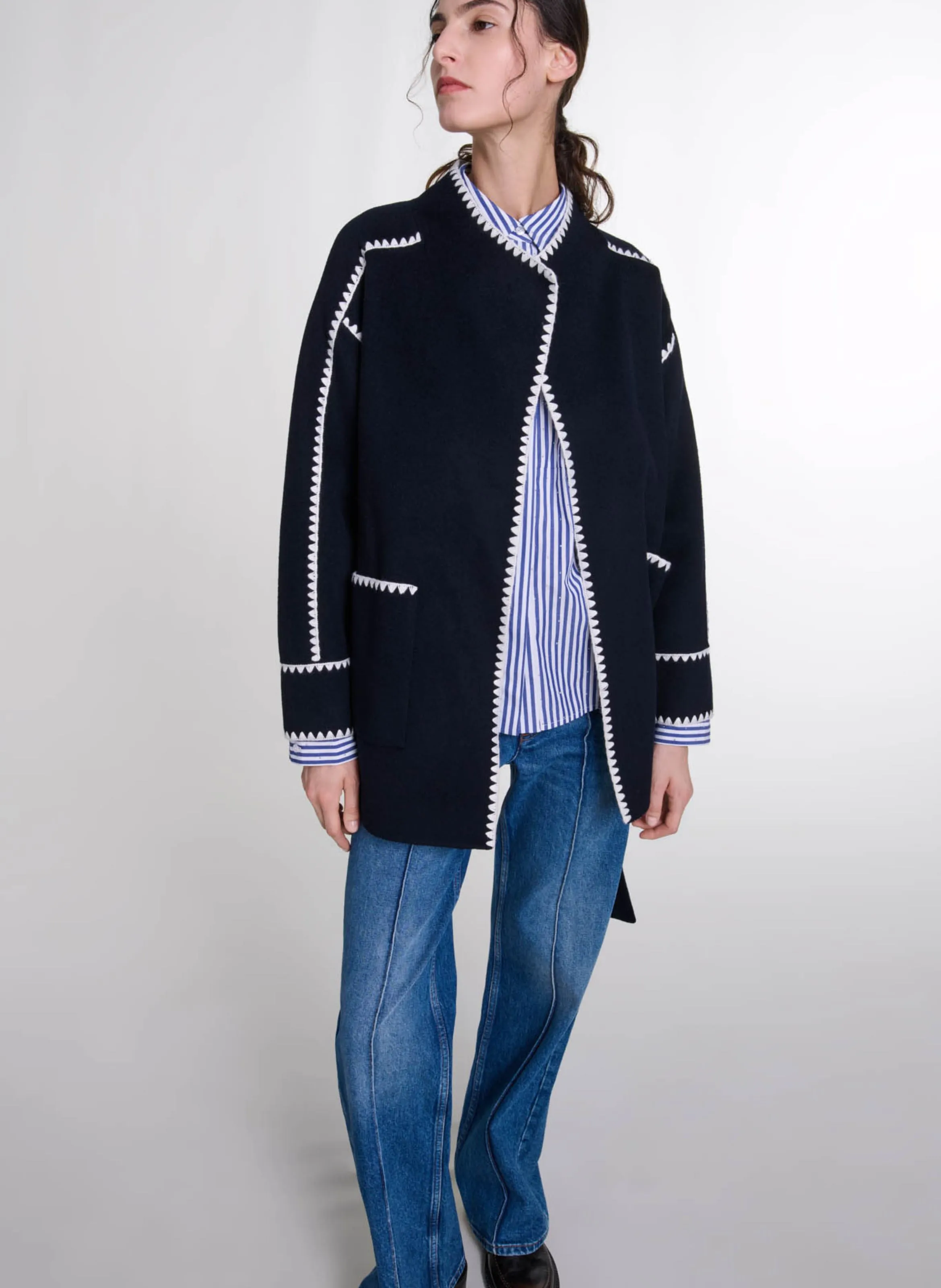 Chaqueta de mezcla de lana con cuello alto en azul
