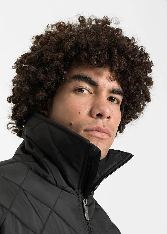 Chaqueta guateada con poliéster reciclado, cuello alto y corte regular Negro