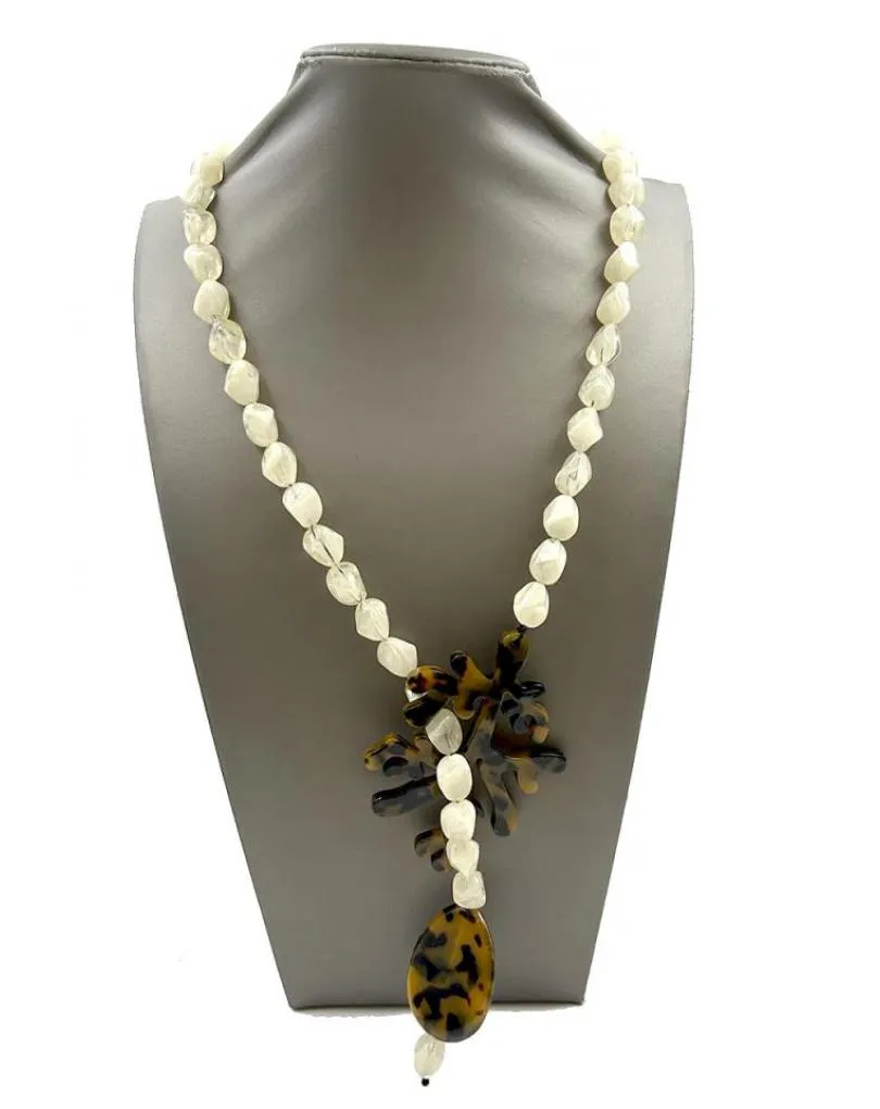 COLLARES BLANCOS LARGOS CON RAMITA DE CORAL MUY VISTOSOS