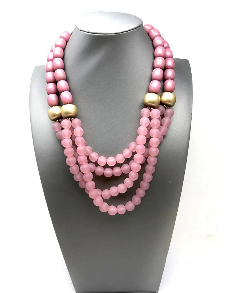 COLLARES CORTOS ROSAS IDEALES PARA TU OUTFIT VERANIEGO