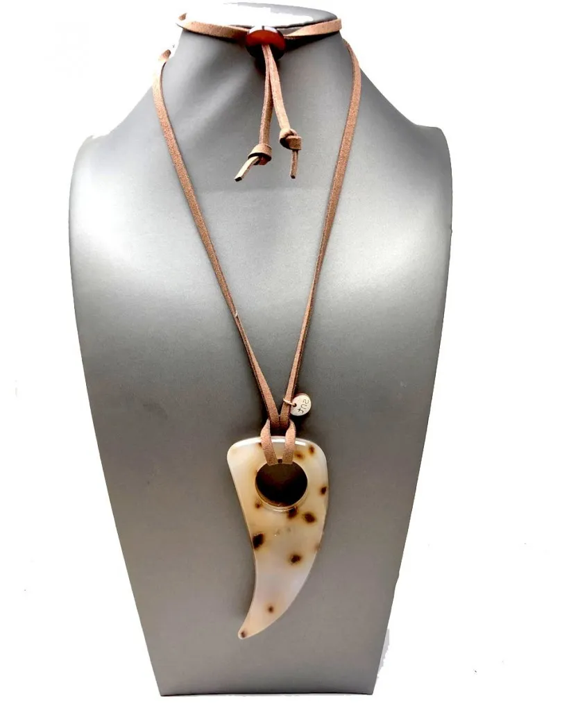 COLLARES LARGOS CON VISTOSO COLGANTE COLMILLO RESINA