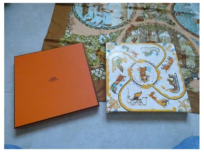 cuadrado hermès en perfecto estado con caja Multicolor 