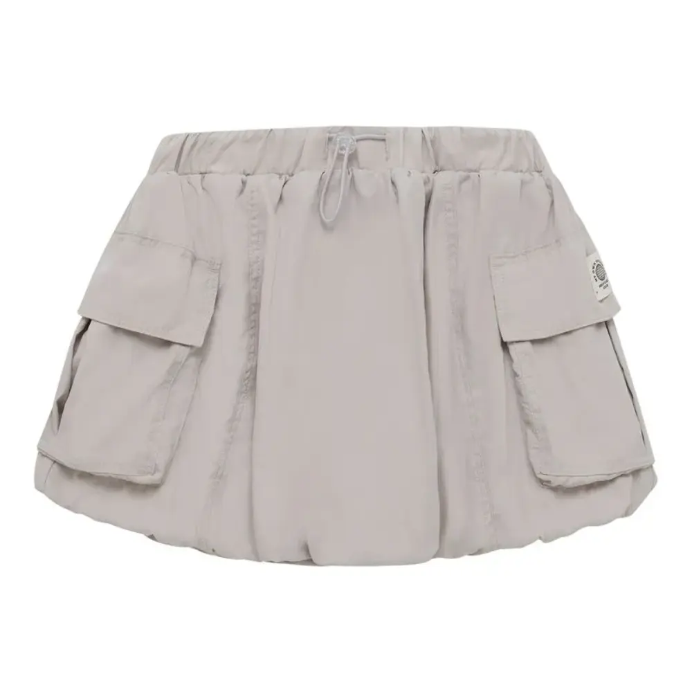 Falda corta tipo parachute con bolsillos