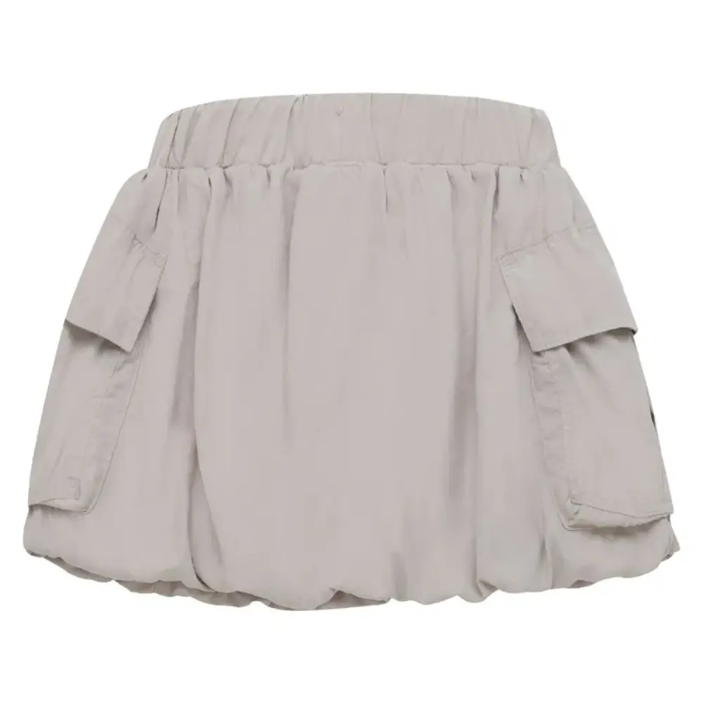 Falda corta tipo parachute con bolsillos