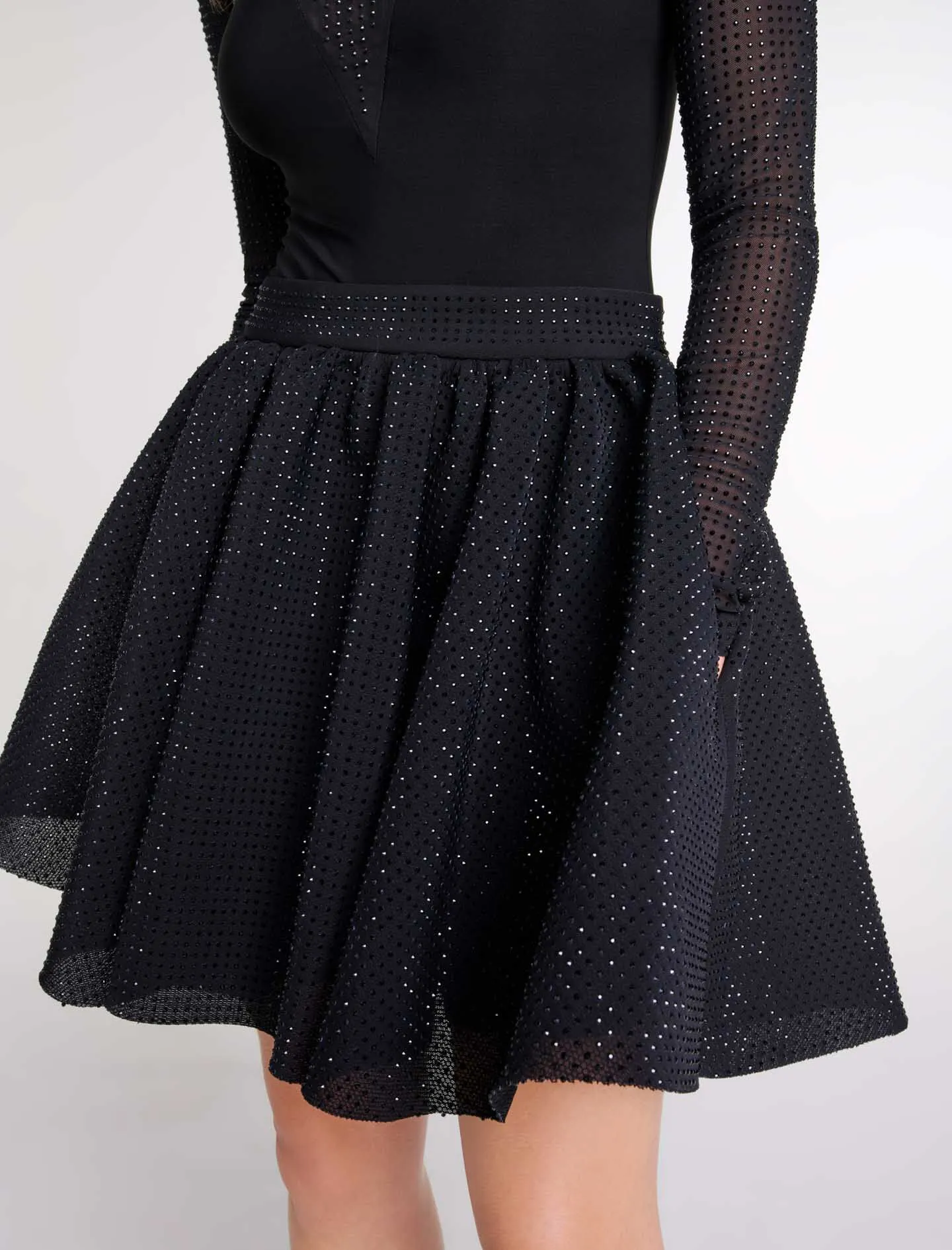 Falda corta voluminosa con strass