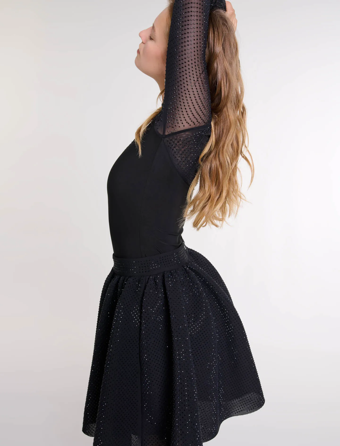 Falda corta voluminosa con strass