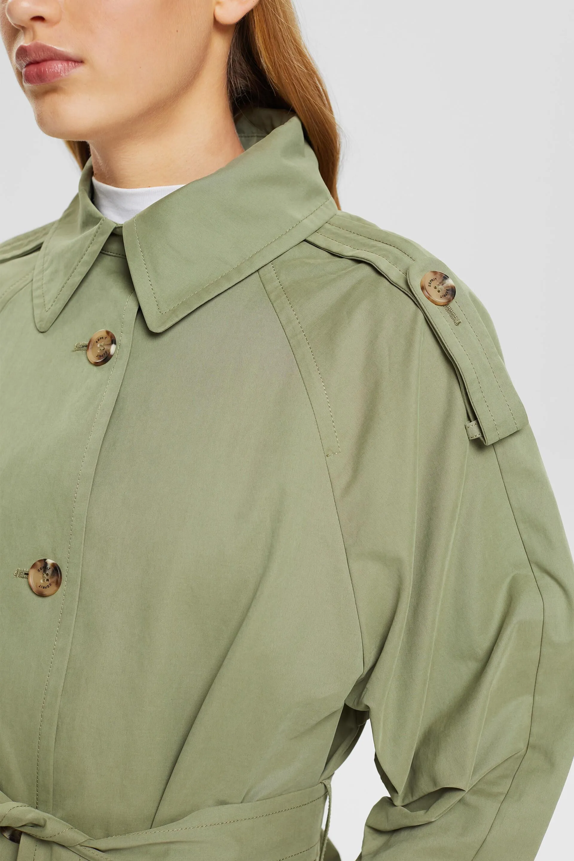 Gabardina con cinturón
