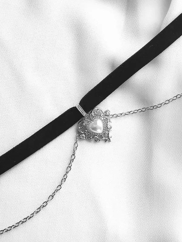 Gargantilla de terciopelo con cadena de corazón gótico