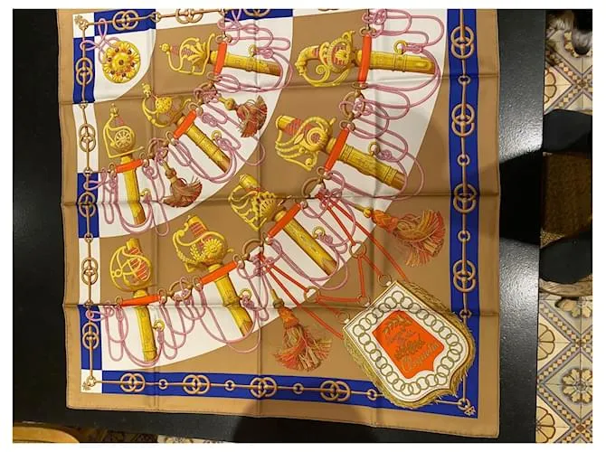 Hermès Cuadrado de sarga 100% seda enrollada a mano Dorado 