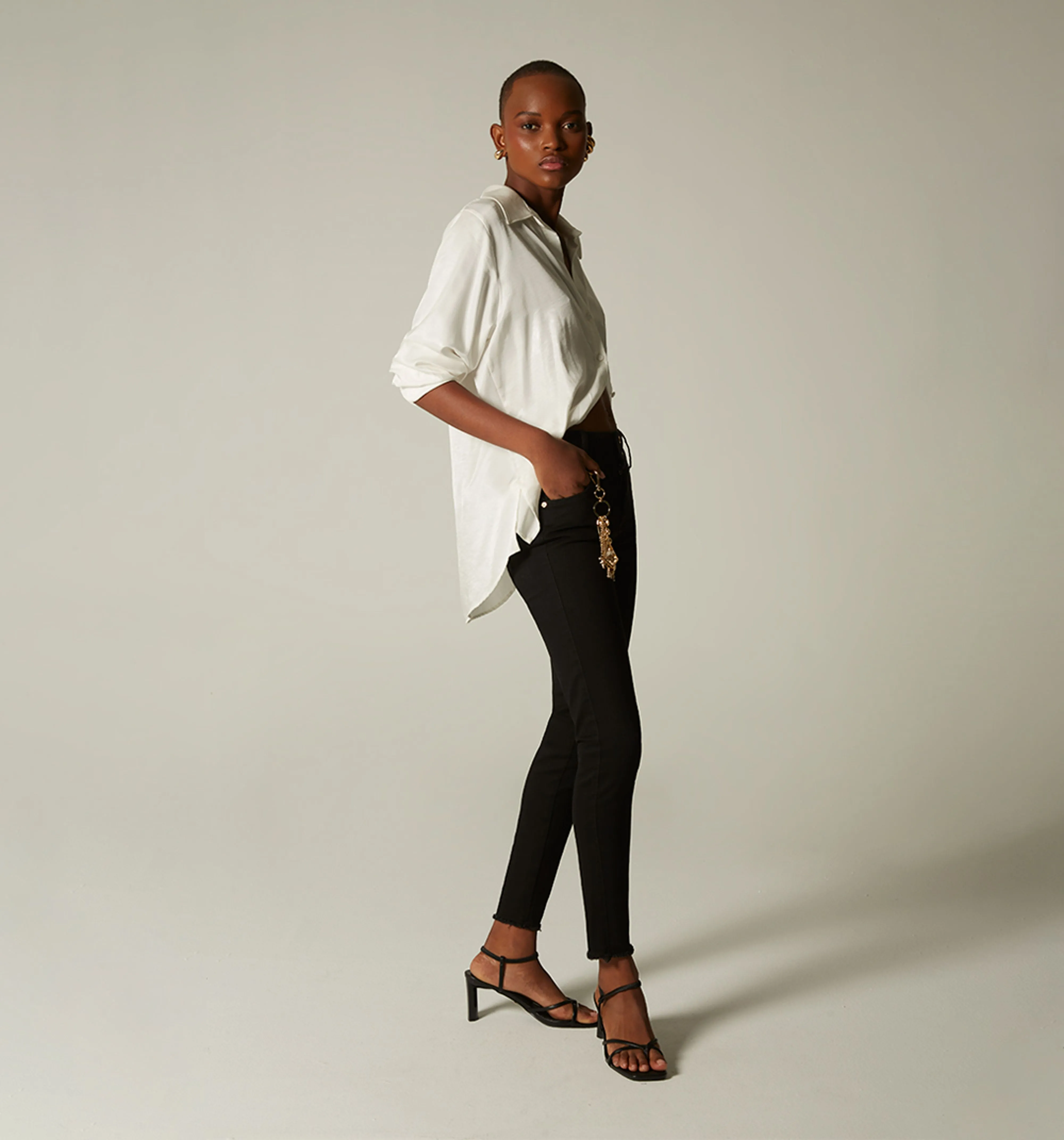 Jean  skinny tiro medio,cinco bolsillos,