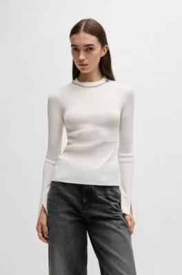 Jersey de cuello medio con detalle de cadena en el cuello