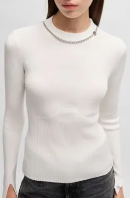 Jersey de cuello medio con detalle de cadena en el cuello