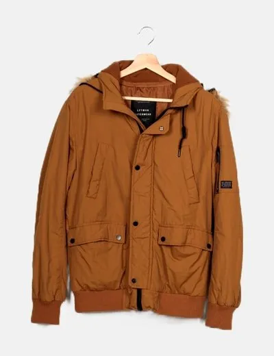 Lefties Parka camel con capucha pelo