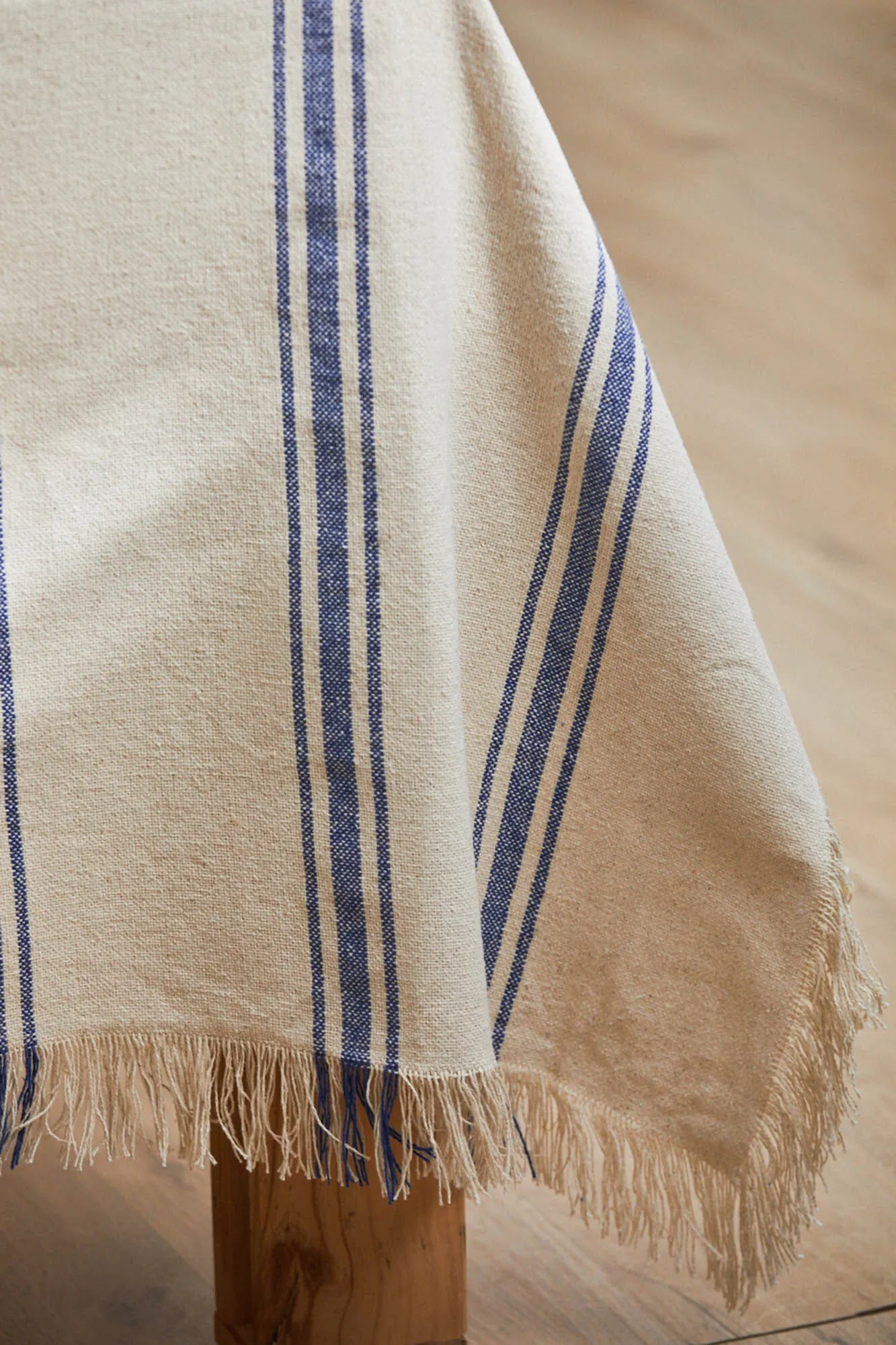 Mantel con raya tejida azul Bari