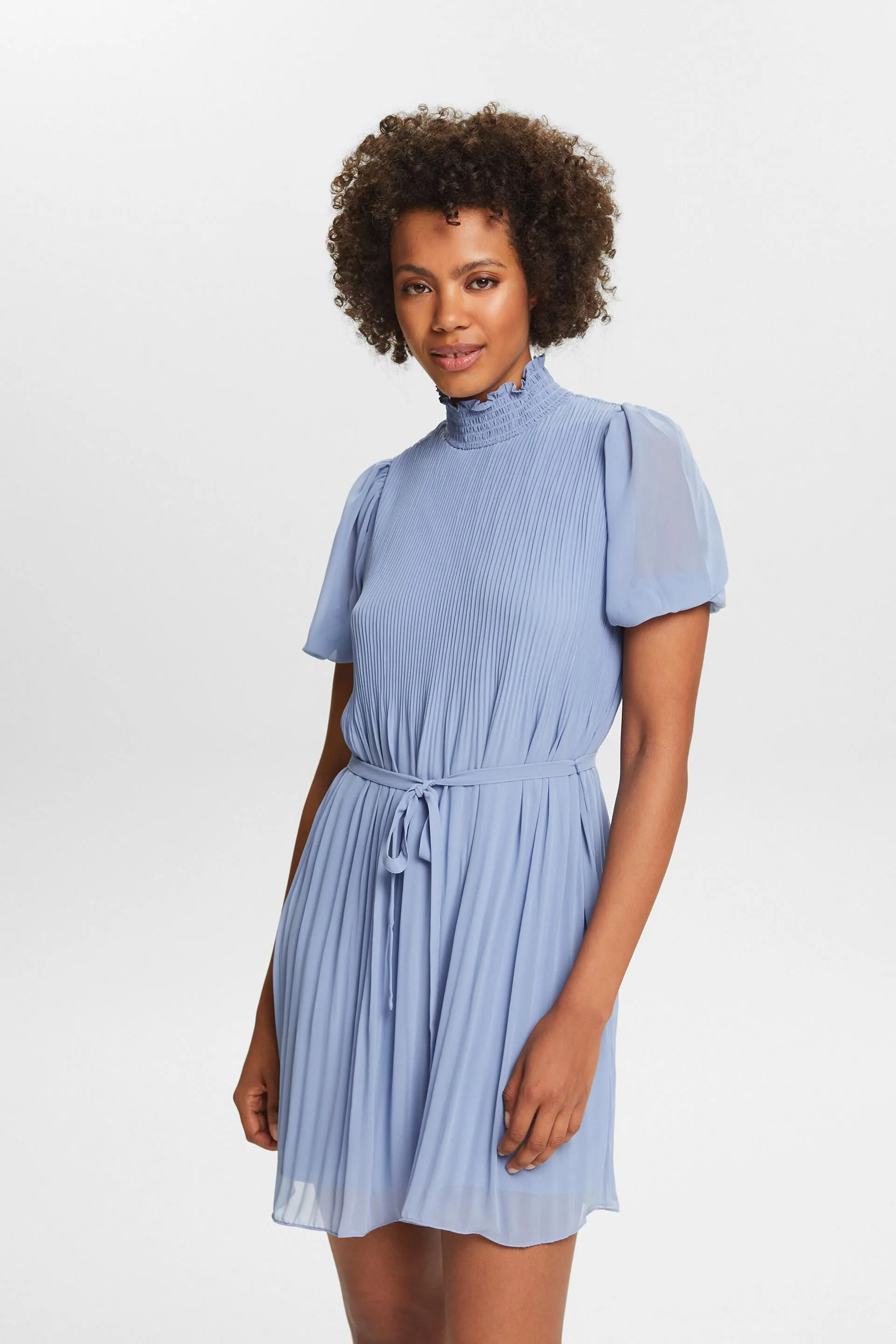Minivestido de gasa plisada con cuello mao