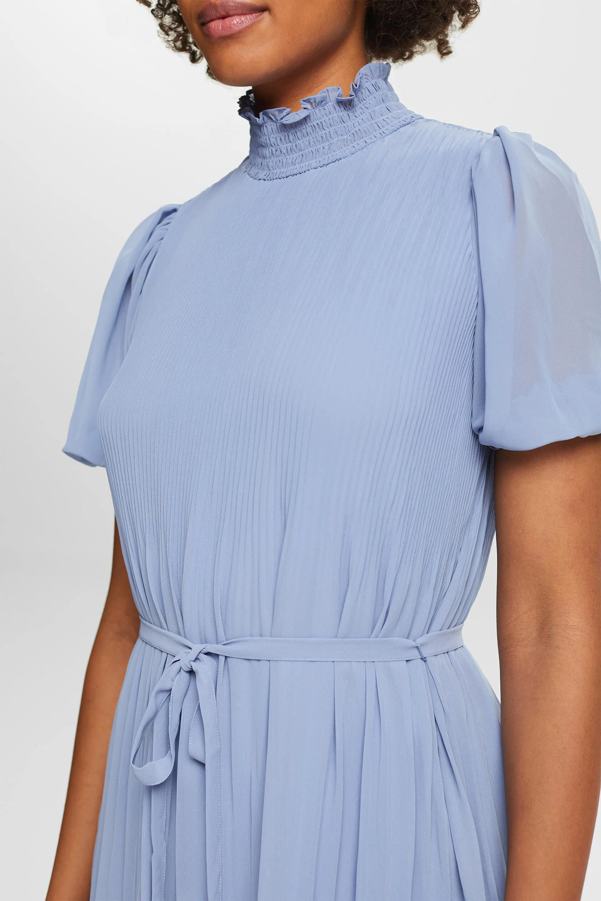 Minivestido de gasa plisada con cuello mao