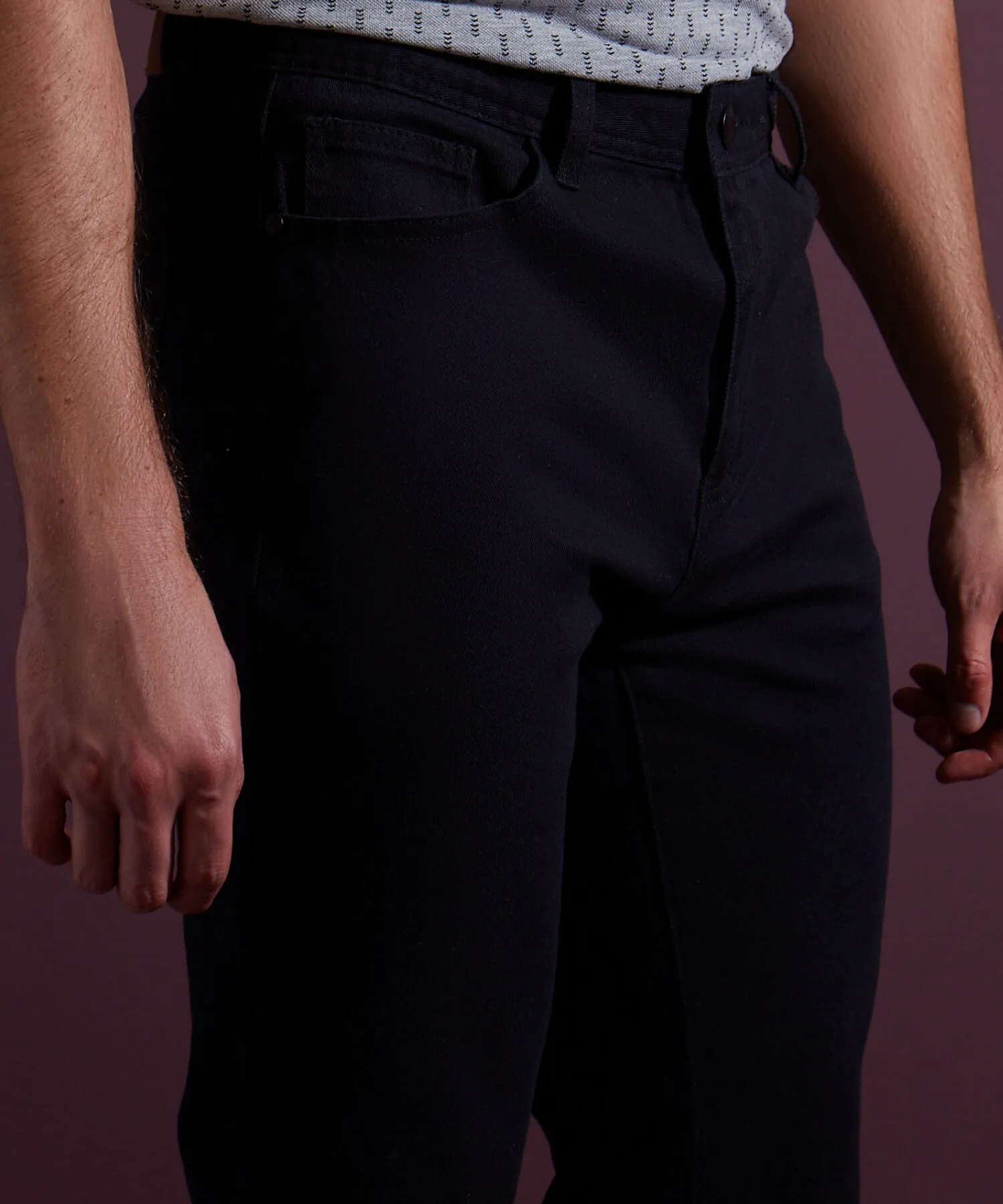 PANTAL&OACUTE;N 5 BOLSILLOS UNICOLOR ESENCIAL