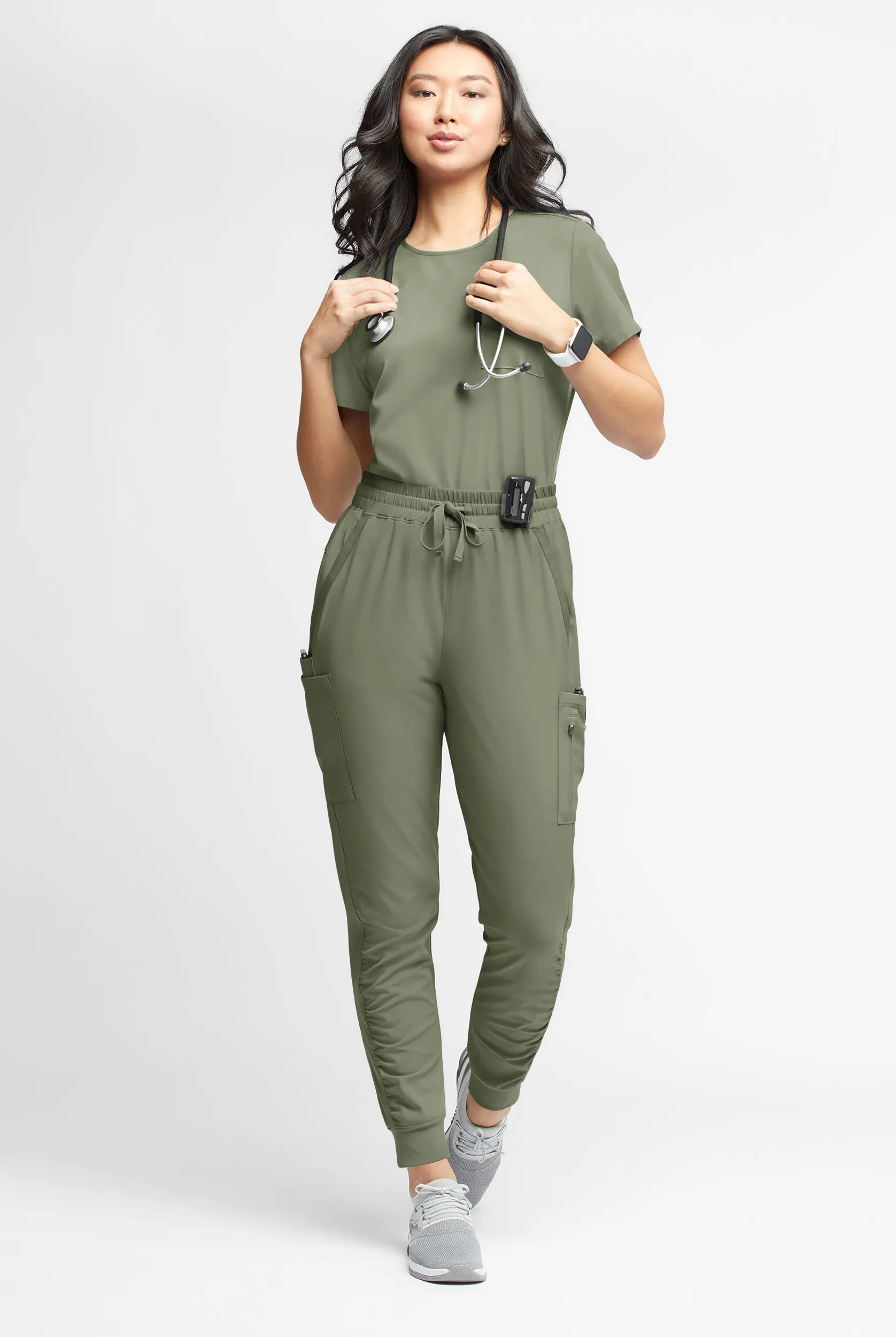 Pantalón médico WhisperLite Calla estilo cargo con pierna fruncida y 6 bolsillos para mujer